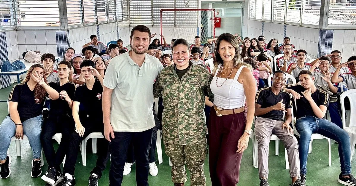 Ex-aluna Fuzileira Naval durante palestra no Colégio Penha Gabriel